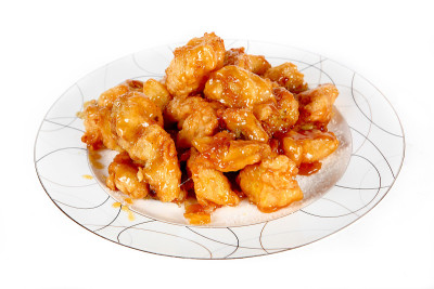中国菜，在清淡的背景下在盘子里烤的肉。
