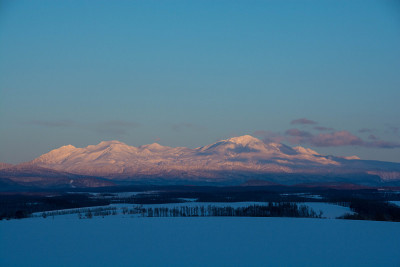 雪山在夕阳大石山