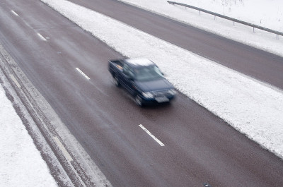 雪地里，高速公路上模糊的小货车