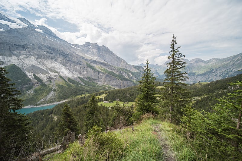 瑞士kandersteg附近的徒步旅行路线