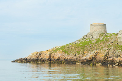 蓝天和阳光明媚的一天，Fort, Martello塔，Saint Begnet教堂在Dalkey岛，