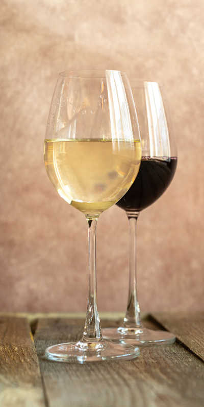几杯白葡萄酒和红葡萄酒