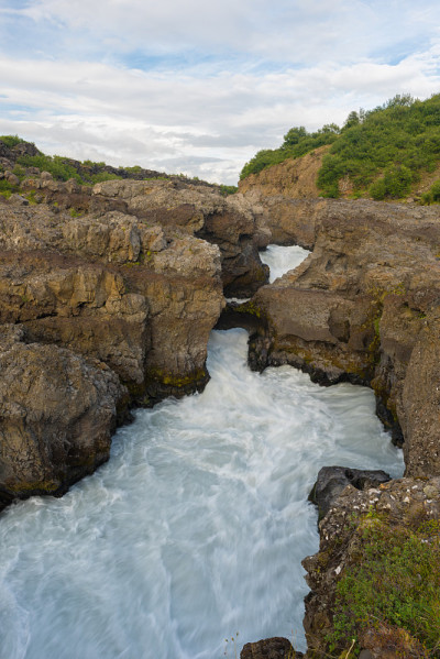 冰岛西部的Hraunfossar瀑布
