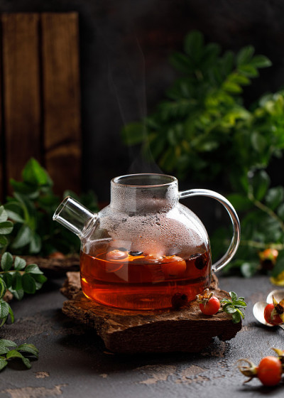 玫瑰果茶加玫瑰果浆果。玫瑰果茶壶