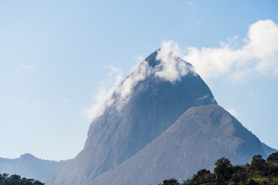 阳光明媚的一天，伊泰巴瓦的山和山丘上有一些云彩，Petrópolis。巴西里约热内卢山区。鸟瞰图。有