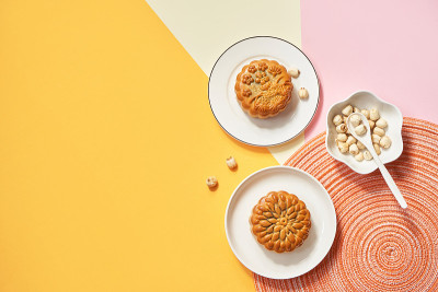 俯视图月饼节日食品和饮料在丰富多彩的背景。