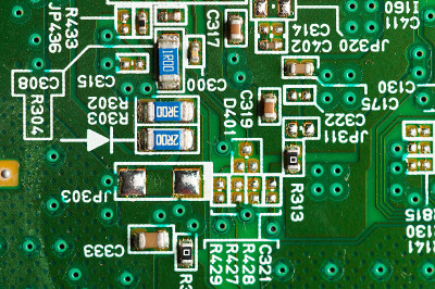 电子板特写。绿色PCB上的电阻元件和电阻