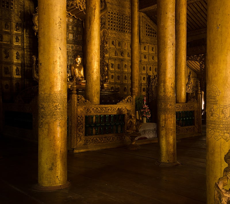 施韦南多修道院(Schwenandaw Monastery)里，一尊镀金佛像坐在主祭坛上，周围是一片