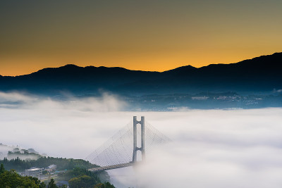 云海与桥在清晨