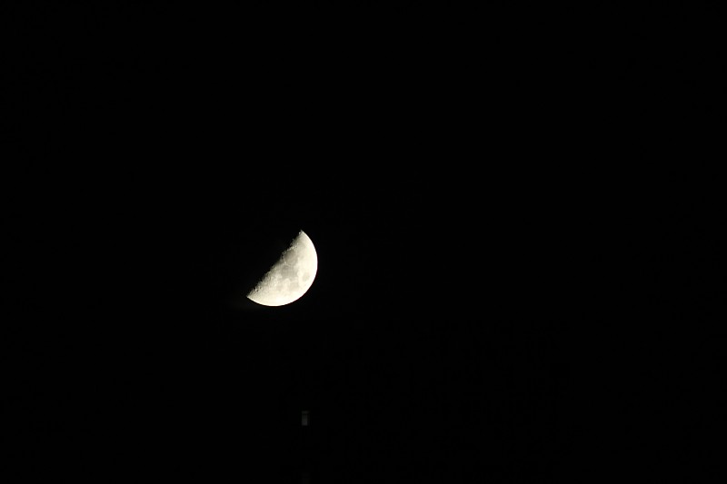 夜空中的半月