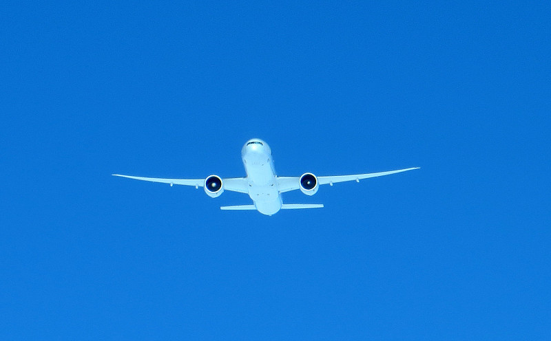 波音777-300ER飞机向你们飞来。