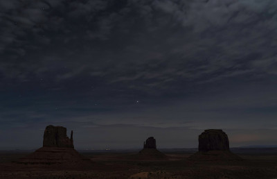 奥加托纪念碑谷纳瓦霍部落公园夜空中的星星。