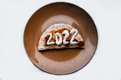 2022这个数字是用酸奶油写在cheburek上的。2022年新年即将到来。
