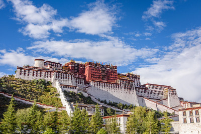 从布达拉宫广场观看布达拉宫的历史建筑群，拉萨，中国西藏，布达拉宫现在是一个博物馆和世界遗产。