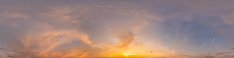 深蓝色日落天空全景与卷云。无缝hdr pano球形等矩形格式。完成天顶三维可视化，游戏和天空替换无人