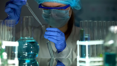 研究人员将液体滴在试管中，与水样一起，检查PH值