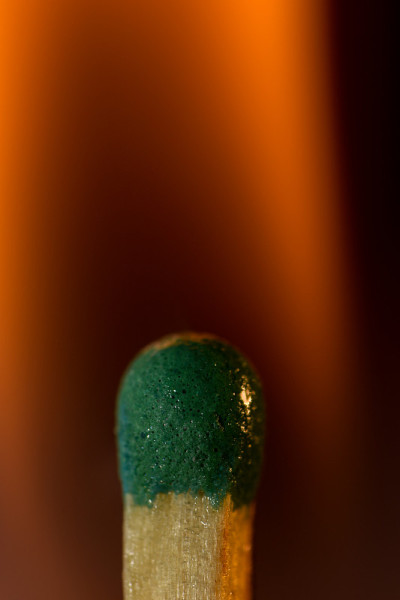 一根燃烧的火柴的特写