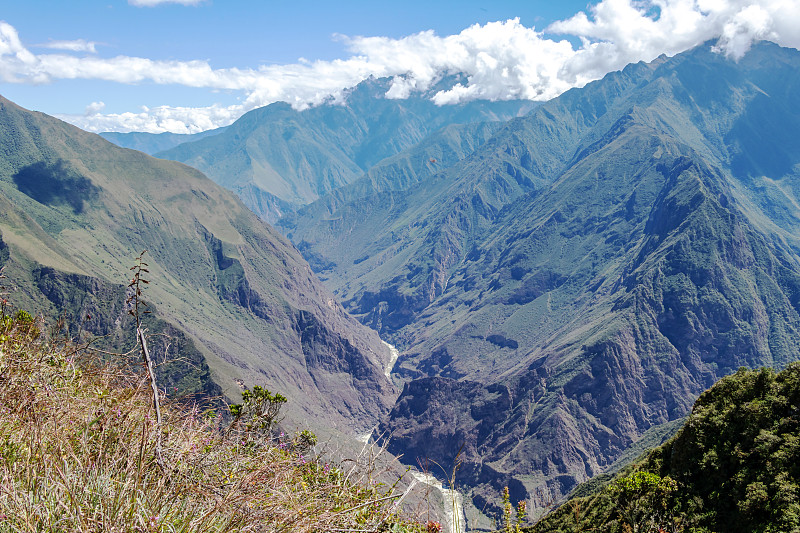 风景与绿色深谷，阿普里马克河峡谷，秘鲁安第斯山脉上的Choquequirao徒步在秘鲁