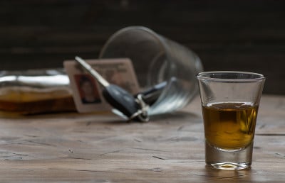 木头上的一堆酒精