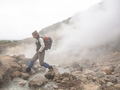 成年女子与背包跳热气流吸烟火山口