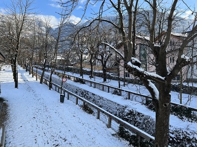 Schwaz Tyrol奥地利卡温德尔银区屋顶上方的冬天积雪