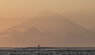 在阿贡火山冲浪