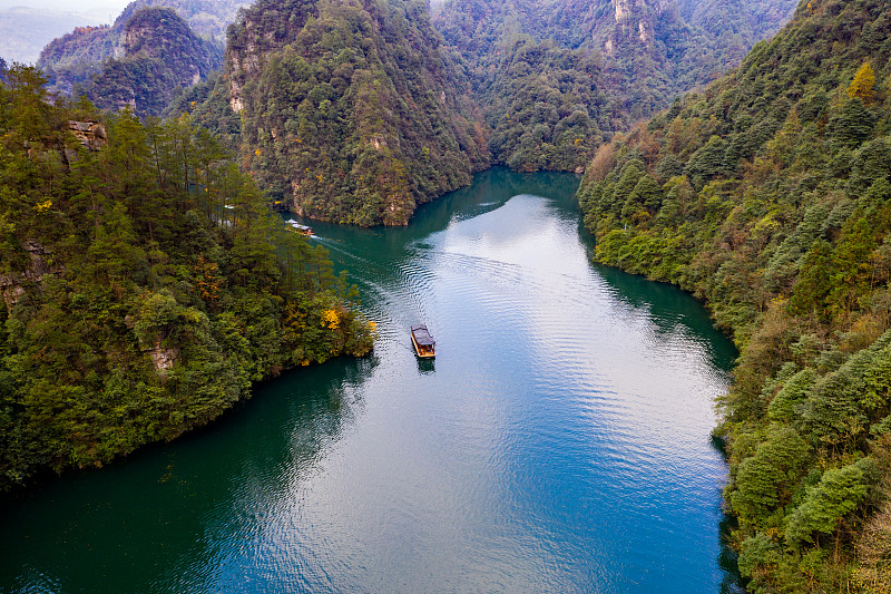 上面可观赏美丽的宝峰湖和游船之旅