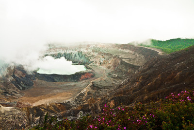 Poas火山在一个沉重的尘埃