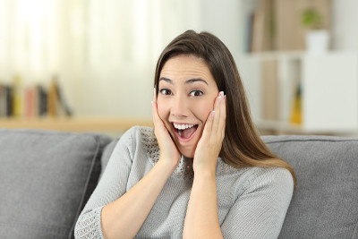 惊讶的女士在家看着你