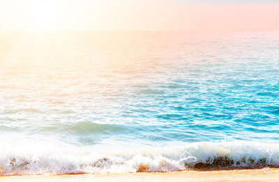 早晨海浪带着泡沫
