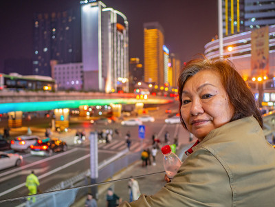 中国湖南长沙市晚上亚洲资深女性的肖像照片。