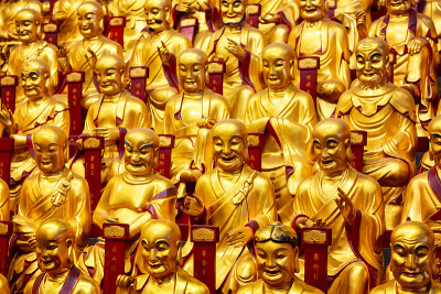 中国上海的龙华寺有许多罗汉的金像。中国著名的佛寺。