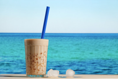 一杯冰凉的珍珠奶茶。夏天喝