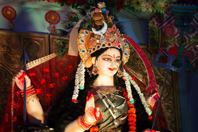 在Navratri节日庆典上的杜尔加女神偶像
