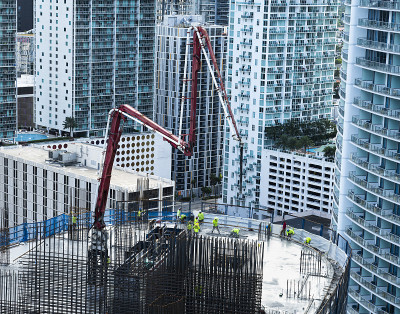 在迈阿密市中心摩天大楼的建筑工地上，水泥浇注机高高地架空