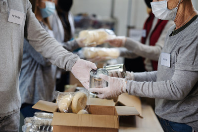 社区捐赠中心、食品银行和冠状病毒概念的志愿者小组。