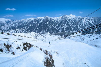 山黑袍高山径雪山墙