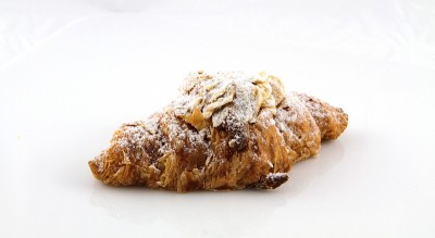杏仁牛角面包，杏仁装饰，白色背景
