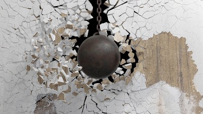 铁链上的金属锈迹球粉碎了一堵旧墙。三维渲染