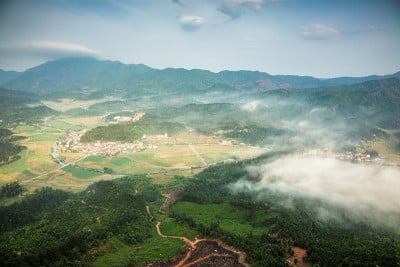 晨雾下的山