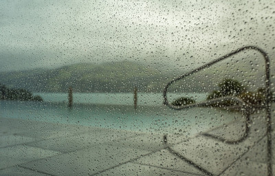雨滴落在窗户上