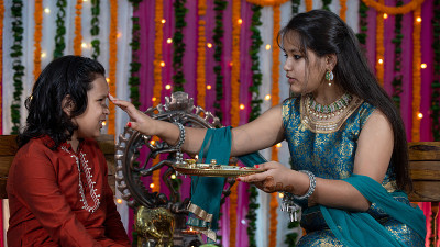 印度家庭庆祝Raksha Bandhan节