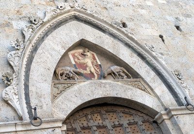 Siena-Italy。帕布里克宫正面的细节