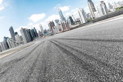 空旷的柏油路与现代城市景观