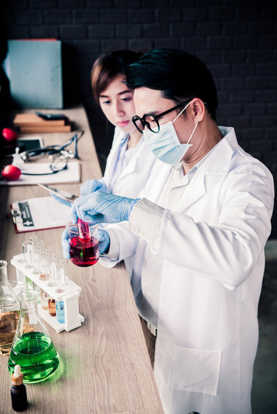 从事科学和化学保健工作的科学家。医生在做大腿测试。