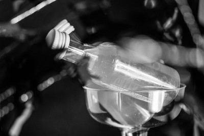 黑白形象的酒瓶在派对风格的安排