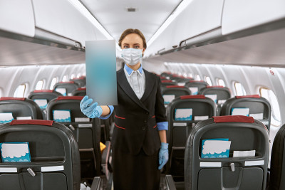 戴面具的女空姐在飞行前进行演示