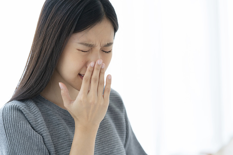 亚洲的不健康女性总是感冒咳嗽