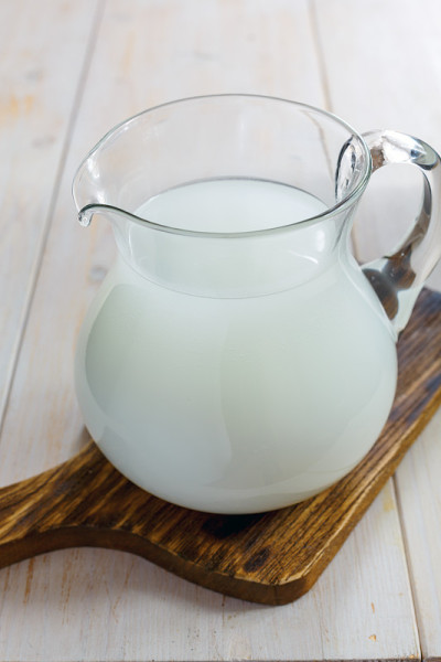 有乳清的玻璃罐子。