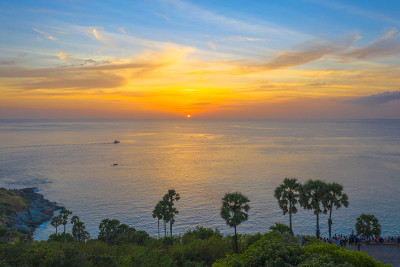 夕阳在糖棕榈周围蓬贴海角的观点，泰国普吉岛
